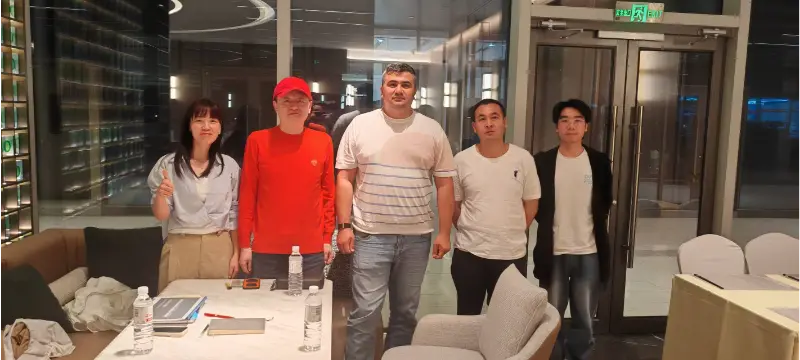 Liesa aptarinėja verslą su klientu iš Centrinės Azijos